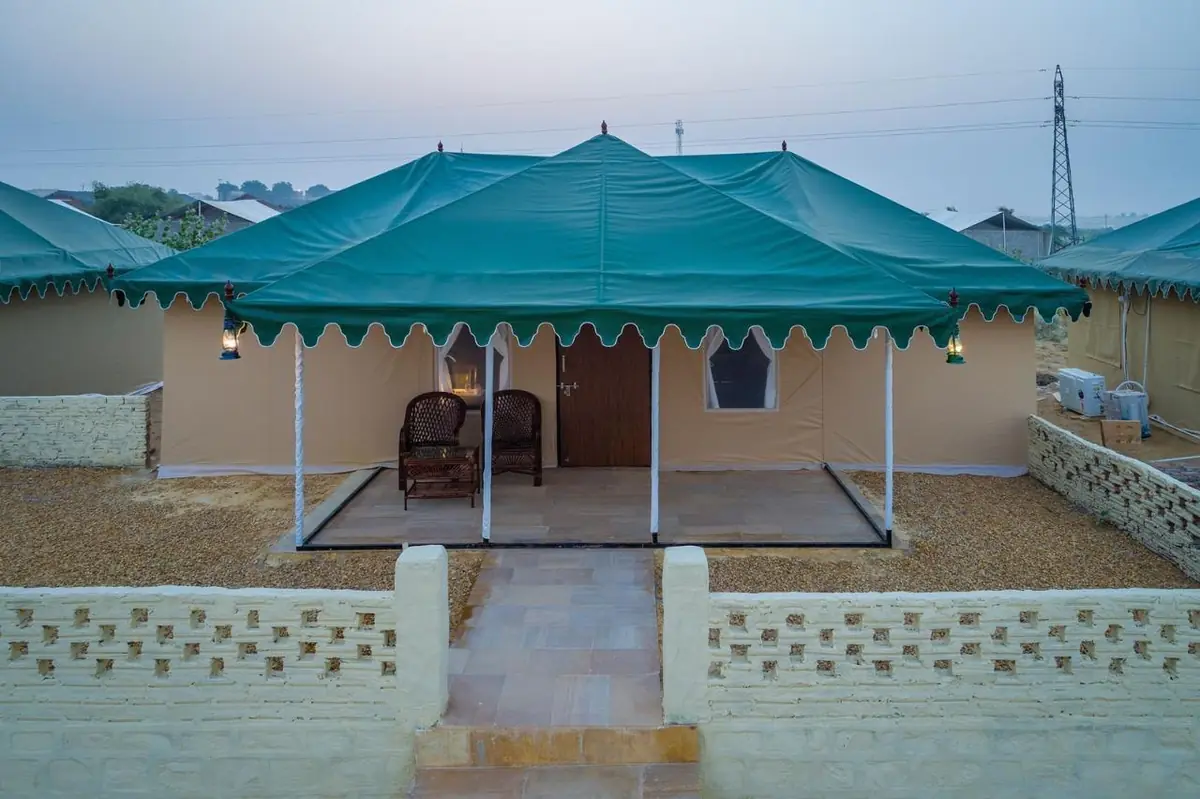 Cottage sit-out with canopy and chairs